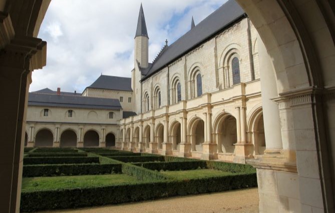 Pourquoi l'écrivain Jean Genêt, incarcéré à Fresnes, se sert-il du pénitencier de Fontevraud dans son univers littéraire ?